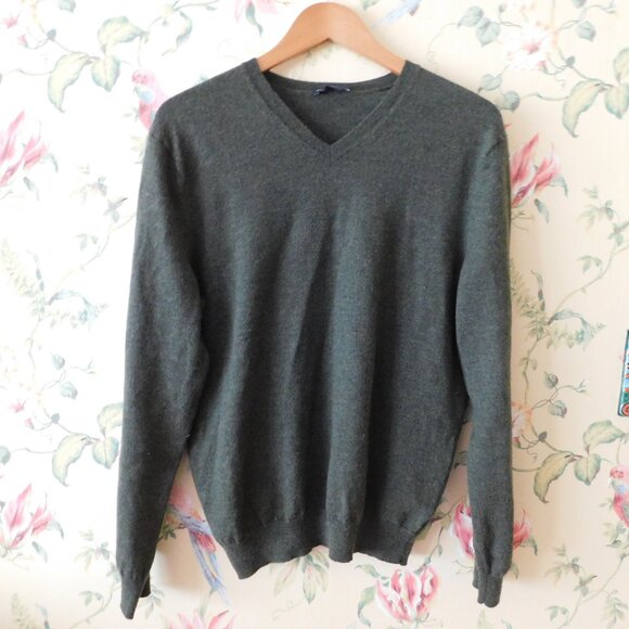 🦅  Merino V-Neck Sweater (small flaw) - Picture 1 of 8